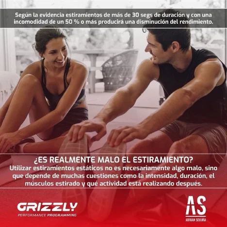 Pareja realizando estiramientos estáticos en el suelo; infografía sobre el impacto del estiramiento estático en el rendimiento según la duración e incomodidad