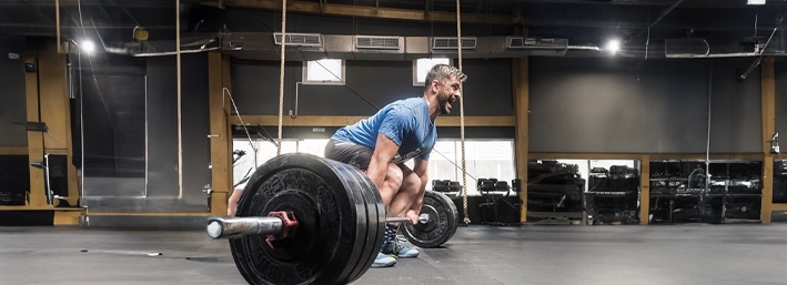 Atleta entrenando hipertrofia con barbell — Grizzly Muscular Development