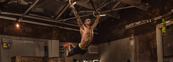 Atleta de CrossFit realizando movimientos de gymnastics — Grizzly Personalized Athlete